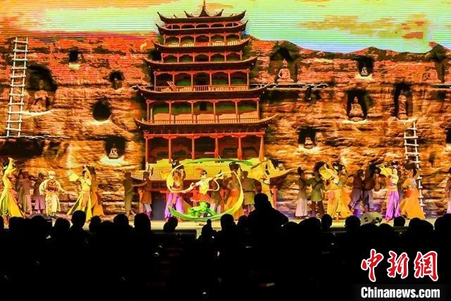 開幕式文藝展示“相約敦煌”，通過數(shù)字技術(shù)將莫高窟“搬到”演出現(xiàn)場?！「拭C省文化和旅游廳供圖