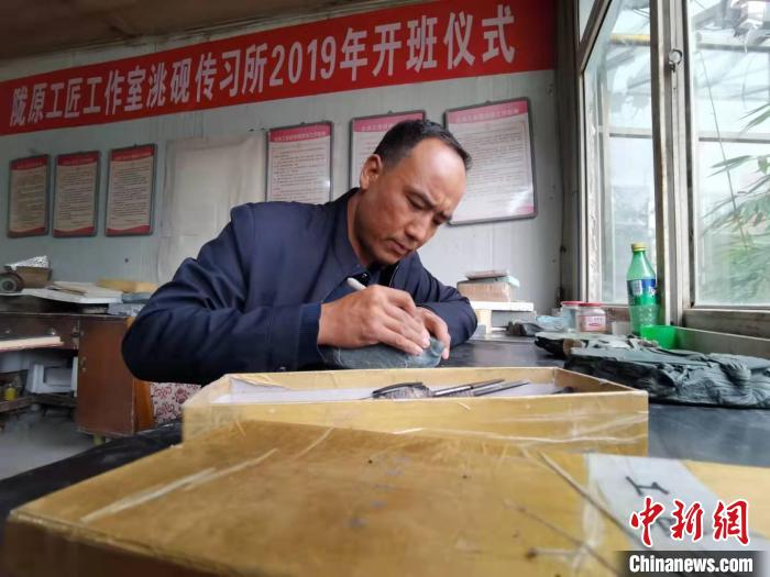 甘肅卓尼洮硯融合文化提升內(nèi)涵：不只一硯一銘，還要一盒一拓