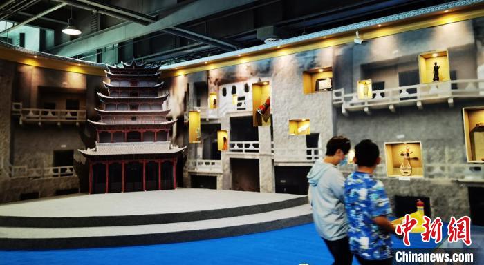 該展覽還借助科技手段，復原“藏經(jīng)洞”場景，將莫高窟“搬進”展廳?！《∷?攝