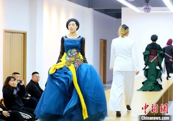 東鄉(xiāng)繡娘在T臺走秀。　高展 攝