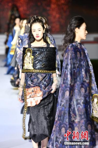 圖為敦煌服裝秀展示。 殷春永 攝