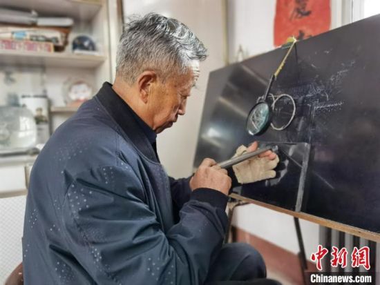 圖為陶世清在創(chuàng)作中?！钅?攝