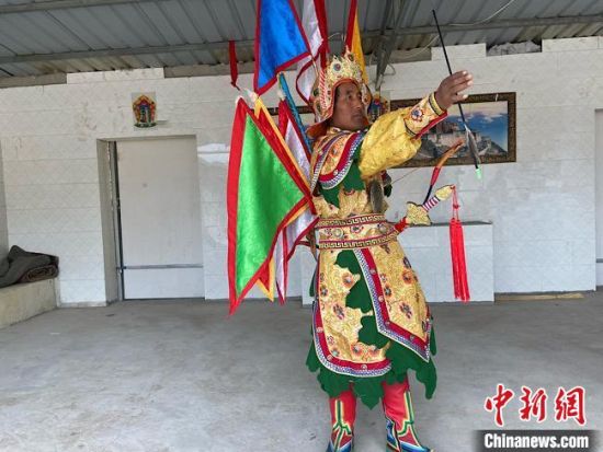 圖為完代才讓在外木村戲臺(tái)出演?！∷巫雨?攝