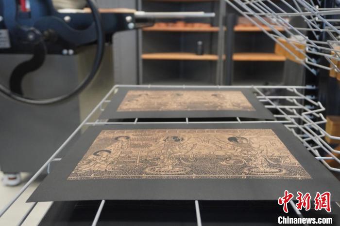 圖為徐晉林工作室制作的雕版敦煌壁畫印刷成品展示?！【琶赖┰?　攝