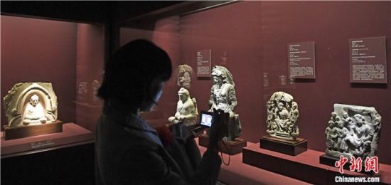 2018年8月，《平山郁夫的絲路世界——平山郁夫絲綢之路美術(shù)館文物展》在甘肅敦煌莫高窟開展。中新社記者 楊艷敏 攝