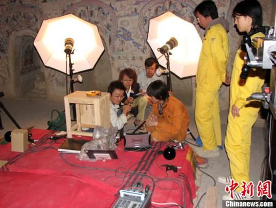 敦煌研究院與日本東京文化財研究所合作進行第285窟多光譜無損調(diào)查工作現(xiàn)場。中新社發(fā) 婁婕 供圖