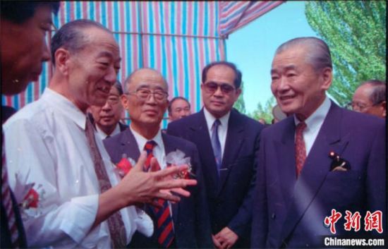 1994年8月，時任日本首相竹下登(右一)與時任敦煌研究院院長段文杰在莫高窟親切交談。中新社發(fā) 婁婕 供圖