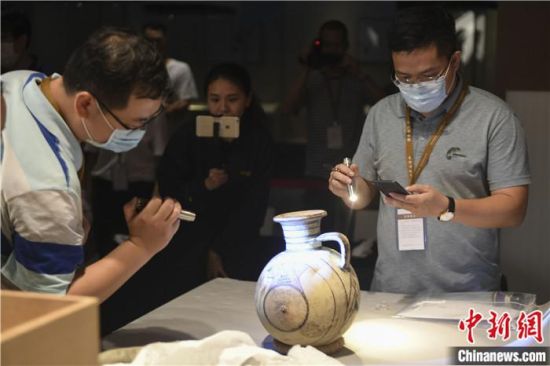 2020年6月，在長沙博物館舉行“從地中海到中國：絲路寶藏——平山郁夫絲綢之路美術(shù)館藏文物展”前，專家開箱鑒定文物。中新社記者 楊華峰 攝