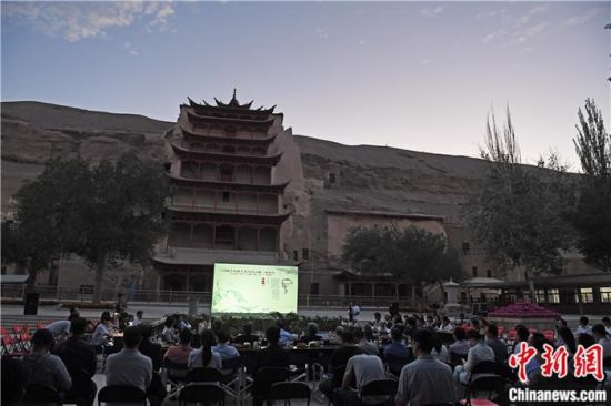 2018年8月，在敦煌莫高窟標(biāo)志性建筑“九層樓”前，《回顧平山郁夫先生的貢獻》座談會舉行。來自中日兩國的專家、學(xué)者共同懷念這位情系敦煌數(shù)十載的繪畫巨匠、中日友好的文化使者、世界文化遺產(chǎn)的守護者。中新社記者 楊艷敏 攝