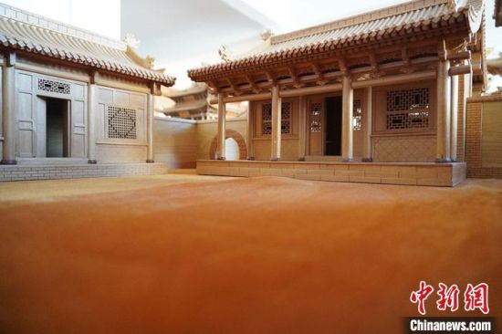 圖為微縮建筑蘭州四合院內(nèi)部結(jié)構(gòu)?！【琶赖┰?　攝