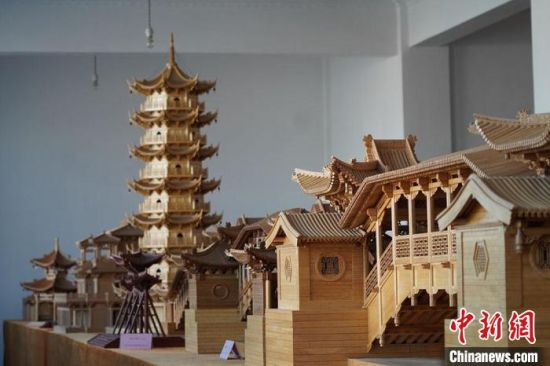 圖為古建筑模型制作技藝傳習(xí)所展廳內(nèi)的微縮古建筑作品?！【琶赖┰?　攝