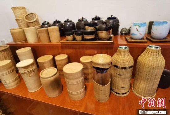 圖為展陳的一件件精致可愛(ài)的竹編農(nóng)具工藝品。　馮志軍 攝