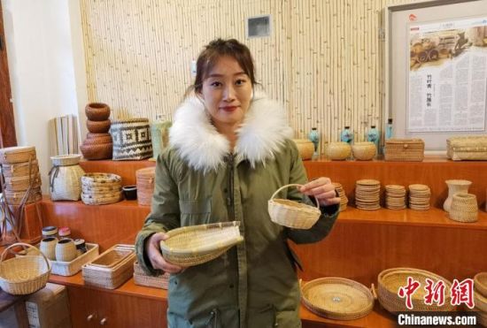 40多種精小玲瓏、純手工制作的新型盛食容器、居家工藝品等，每一件都令人愛(ài)不釋手?！●T志軍 攝