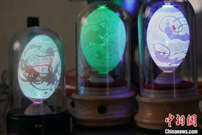 圖為以敦煌飛天為元素的蛋雕作品。　九美丹增 攝