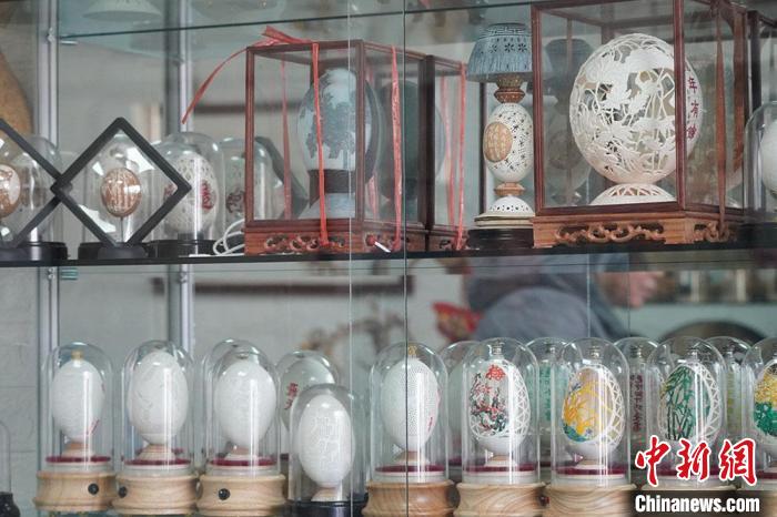 圖為吳義澤收藏柜內(nèi)的蛋雕作品?！【琶赖ぴ?攝