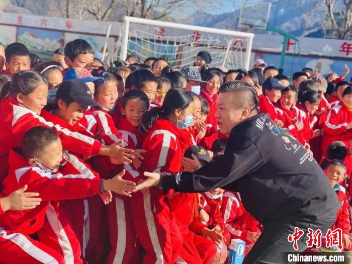 1月初，第五屆“街舞進(jìn)藏鄉(xiāng)”公益助學(xué)活動(dòng)在甘肅甘南結(jié)束，旨在讓藏族學(xué)子感受到街舞魅力。　陳善雄 攝