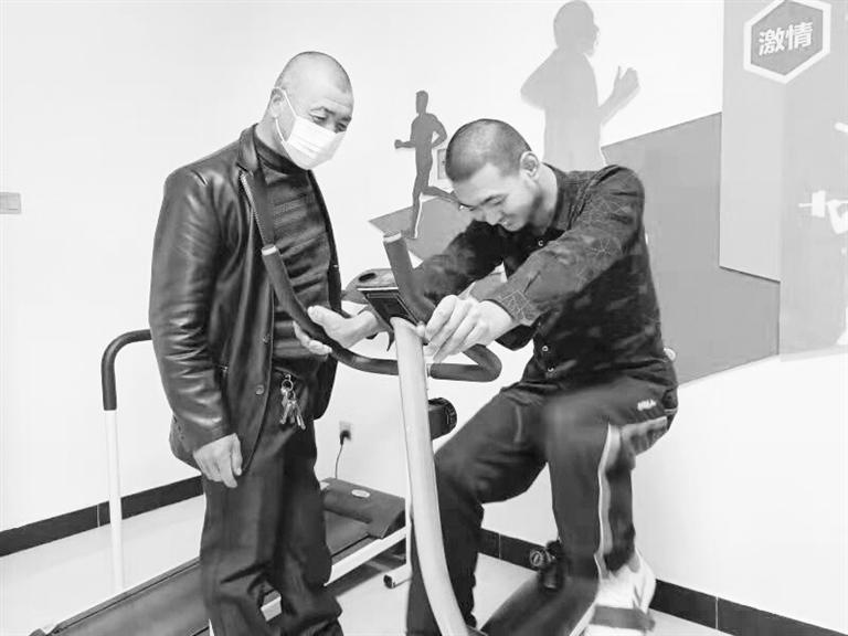 父愛如山！張掖高臺殘疾父親悉心照顧殘疾兒子20余年