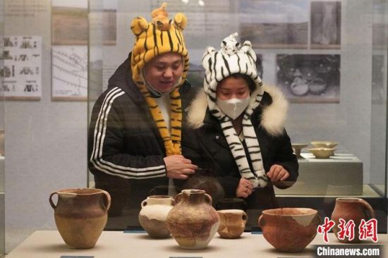 圖為市民戴虎頭帽在博物館內(nèi)參觀。九美旦增 攝