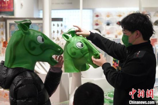 圖為“神馬來了”銅奔馬頭套。　九美旦增 攝