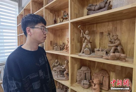 圖為學(xué)生介紹作品。 劉玉桃 攝