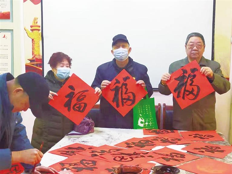 蘭州：“幸福敲門 新春送?！被顒忧榕f家