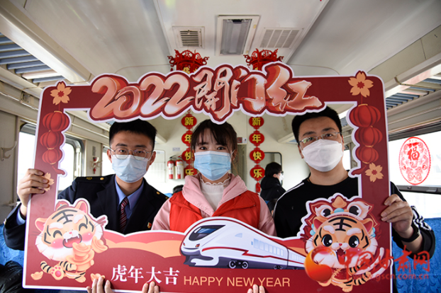 【2022年春運(yùn)】慢火車(chē)?yán)铩霸挵l(fā)展” 年味濃濃迎新春