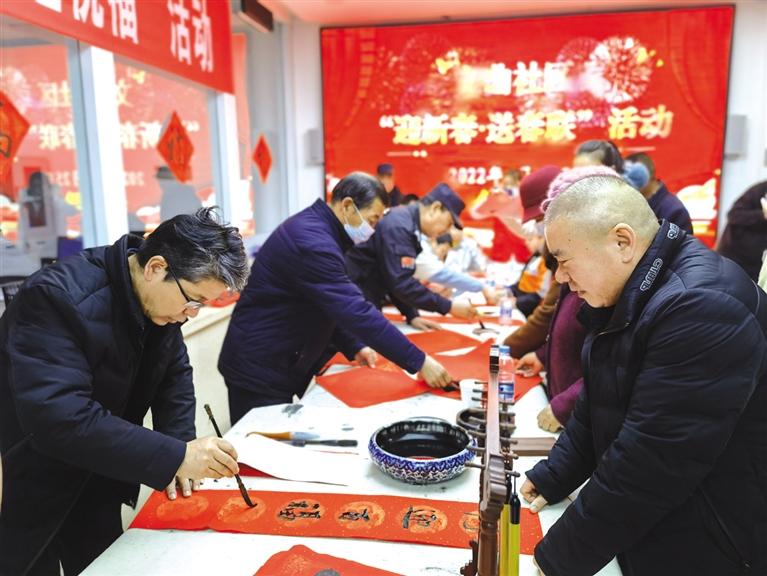 蘭州新區(qū)開展“墨香四溢送春聯(lián)·情暖文曲送祝?！被顒?dòng)
