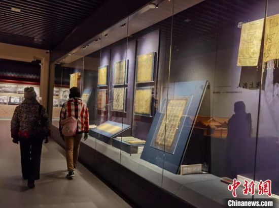 圖為蘭州市民參觀博物館展品?！⌒煅?攝