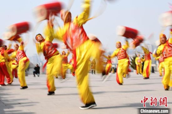 2019年2月19日，演員在黃河岸邊的蘭州水車博覽園內(nèi)進(jìn)行太平鼓表演，歡慶元宵佳節(jié)。(資料圖) 　楊艷敏 攝