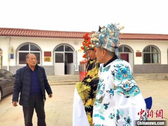 圖為69歲的“苦水高高蹺”國家級傳承人巨海全(左一)，叮囑徒弟們高高蹺練習技巧要領(lǐng)?！￠Z姣 攝