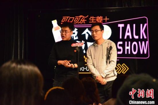 圖為脫口秀演員搭檔表演?！钅?攝