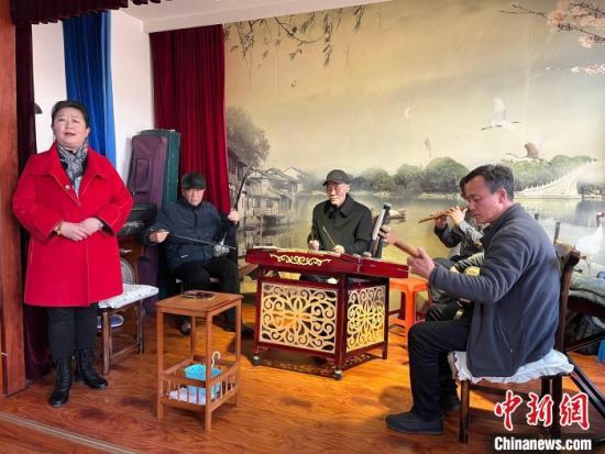 圖為蘭州鼓子表演者王常玉登臺(tái)演唱，她是這項(xiàng)入列國(guó)家級(jí)非物質(zhì)文化遺產(chǎn)的曲藝表演者中，為數(shù)不多的女演員?！堨下?攝