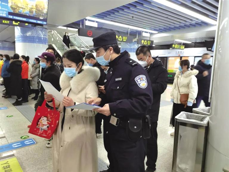 講解詐騙套路 普及“斷卡”常識 蘭州城關公安分局、交通治安分局聯合反詐宣傳進地鐵