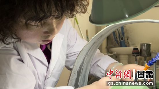 夜光杯制作學(xué)徒謝小琴坦言，雖工作枯燥，但是能夠掌握國家級非遺技藝是很自豪的。王牧雨 攝