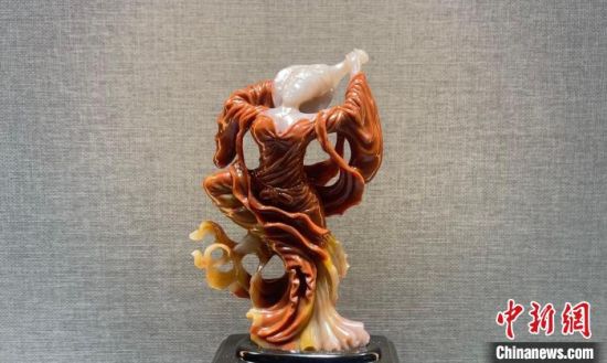 圖為翩然起舞的飛天玉雕?！「攥?攝