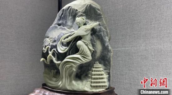 圖為李學平的玉雕作品?！「攥?攝