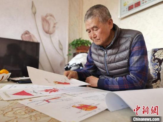 圖為陸鵬飛向記者展示多年帶隊的手寫筆記。　張婧 攝