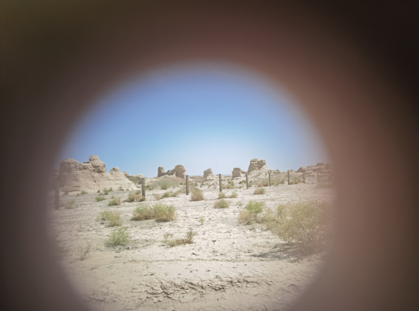 插圖2：透過河西走廊遺存的古陶片孔洞所見。攝影：陳曉斌。拍攝日期：2020年6月。