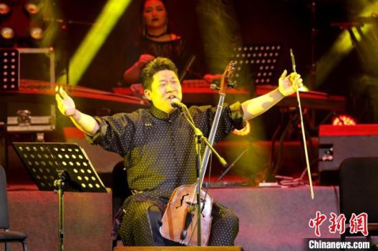 圖為樂(lè)隊(duì)主創(chuàng)巴依勒格。(資料圖) 受訪者供圖