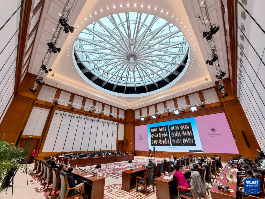 3月18日，“中國(guó)社會(huì)科學(xué)院考古學(xué)論壇·2021年中國(guó)考古新發(fā)現(xiàn)”進(jìn)行入選項(xiàng)目報(bào)告環(huán)節(jié)（手機(jī)照片）。