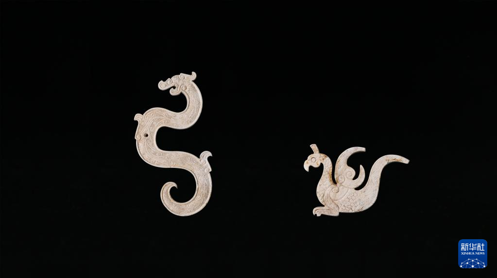 江西樟樹市國(guó)字山戰(zhàn)國(guó)墓葬出土玉龍、玉鳳（資料圖）。