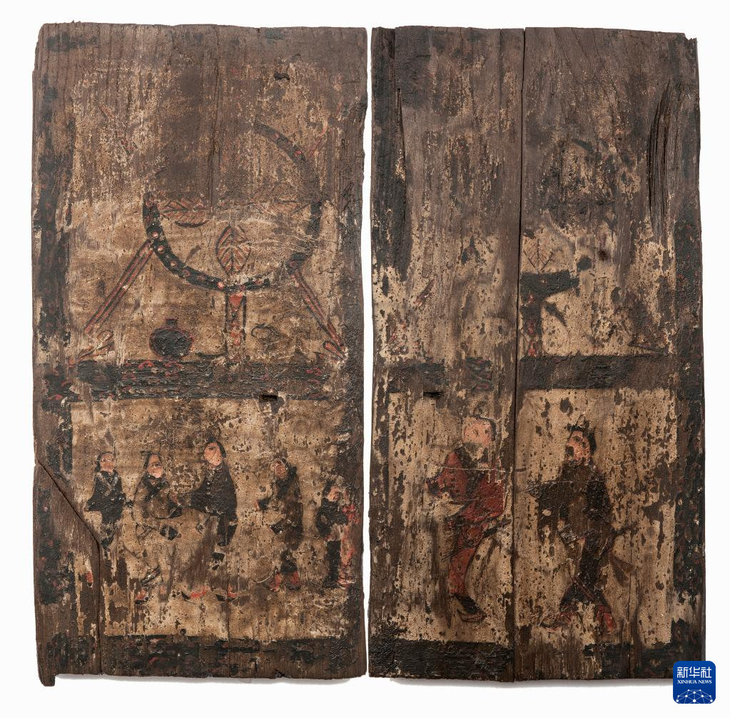 湖北云夢(mèng)縣鄭家湖戰(zhàn)國(guó)秦漢墓地的一處板門繪畫（資料圖）。