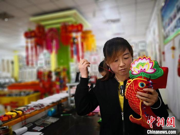 圖為“非遺”產(chǎn)品展示。(資料圖) 魏建軍 攝