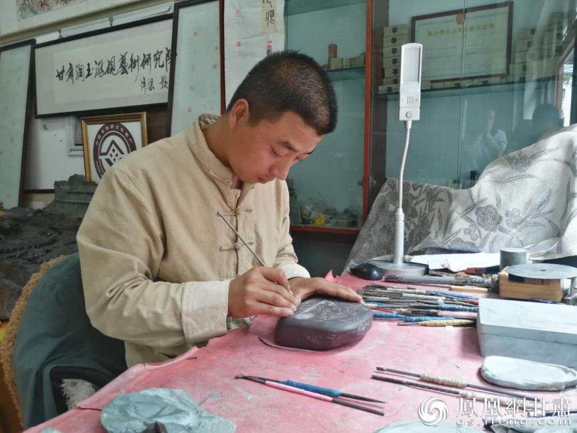 洮硯制作技藝第六代傳人、國家藝術基金資助青年藝術家、正高級洮硯雕刻藝術師李江平十年如一日專注于洮硯制作 圖源自網(wǎng)絡
