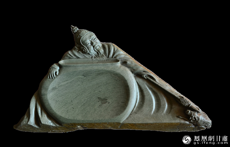 《醉臥沙場君莫笑》硯使王翰《涼州詞》中“醉臥沙場君莫笑，古來征戰(zhàn)幾人回？”的意境躍然硯臺之上。資料圖