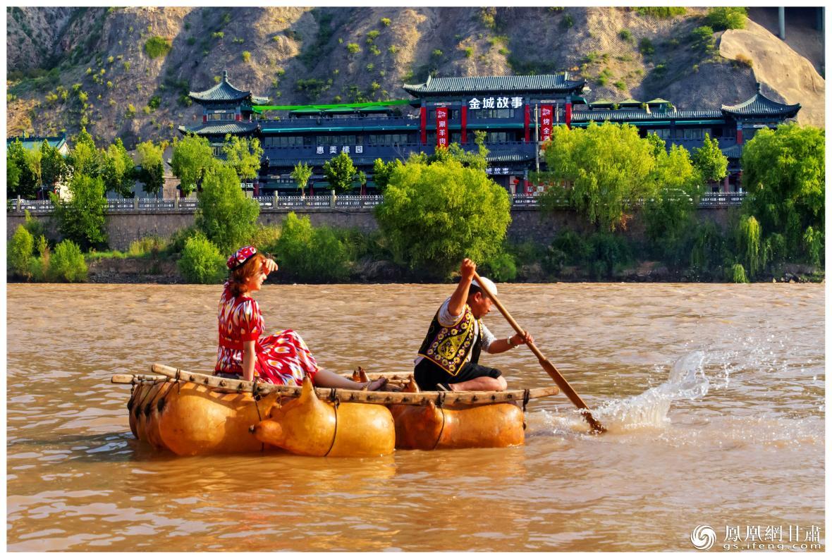 筏子客揮動著劈波斬浪的船槳，槳聲中混搭著風聲、水聲和男女對歌的花兒聲。蘭州市文旅局供圖