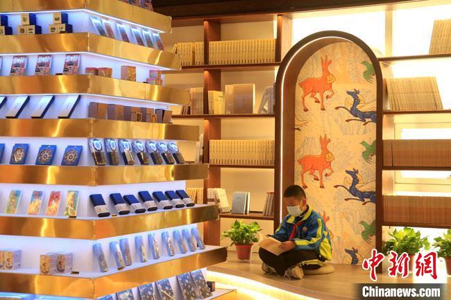 敦煌書局整體布局融入敦煌文化元素?！↑S燕 攝