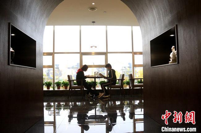 敦煌書局旨在為讀書愛好者提供優(yōu)美的學(xué)習(xí)環(huán)境，更好地學(xué)習(xí)傳承弘揚敦煌文化，引領(lǐng)敦煌文化生活新方式?！垥粤?　攝