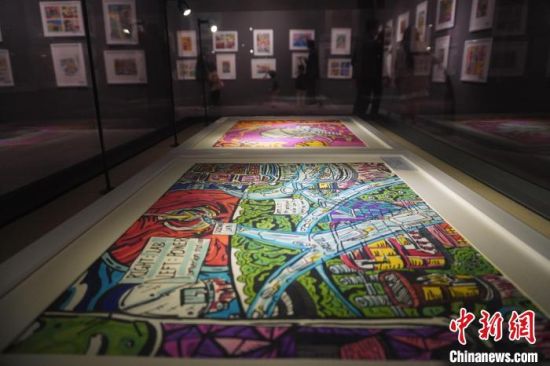 市民參觀少兒美術(shù)展覽。