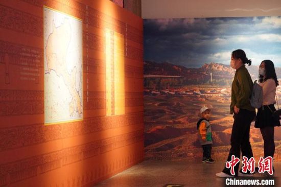 圖為參觀者參觀“大道攸歸：五涼文化展”展陳文物?！【琶赖┰?攝